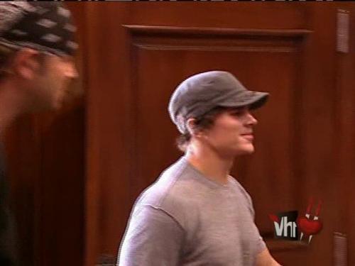 And we shake shake shake the hips, in relationships And we shake shake shake the hips, in relationships